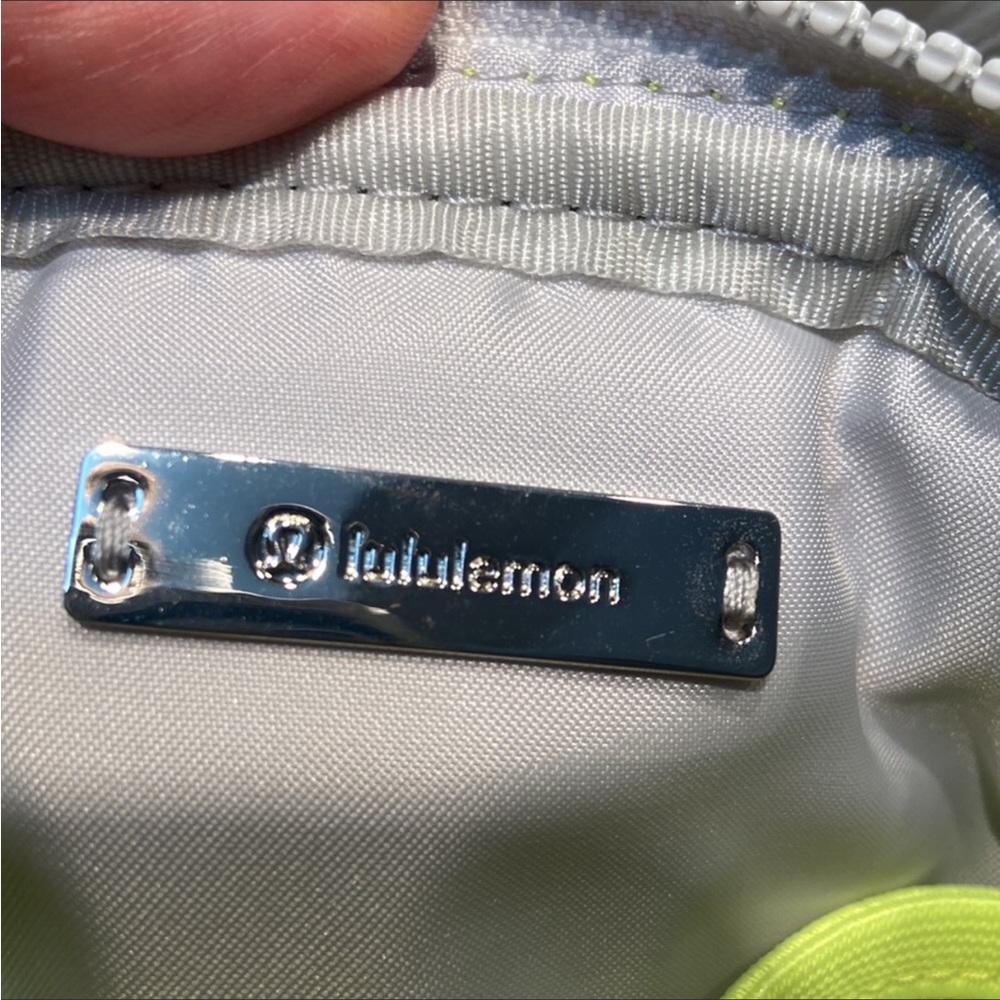 Lululemon Everywhere Belt Bag - Picture 5 of 14